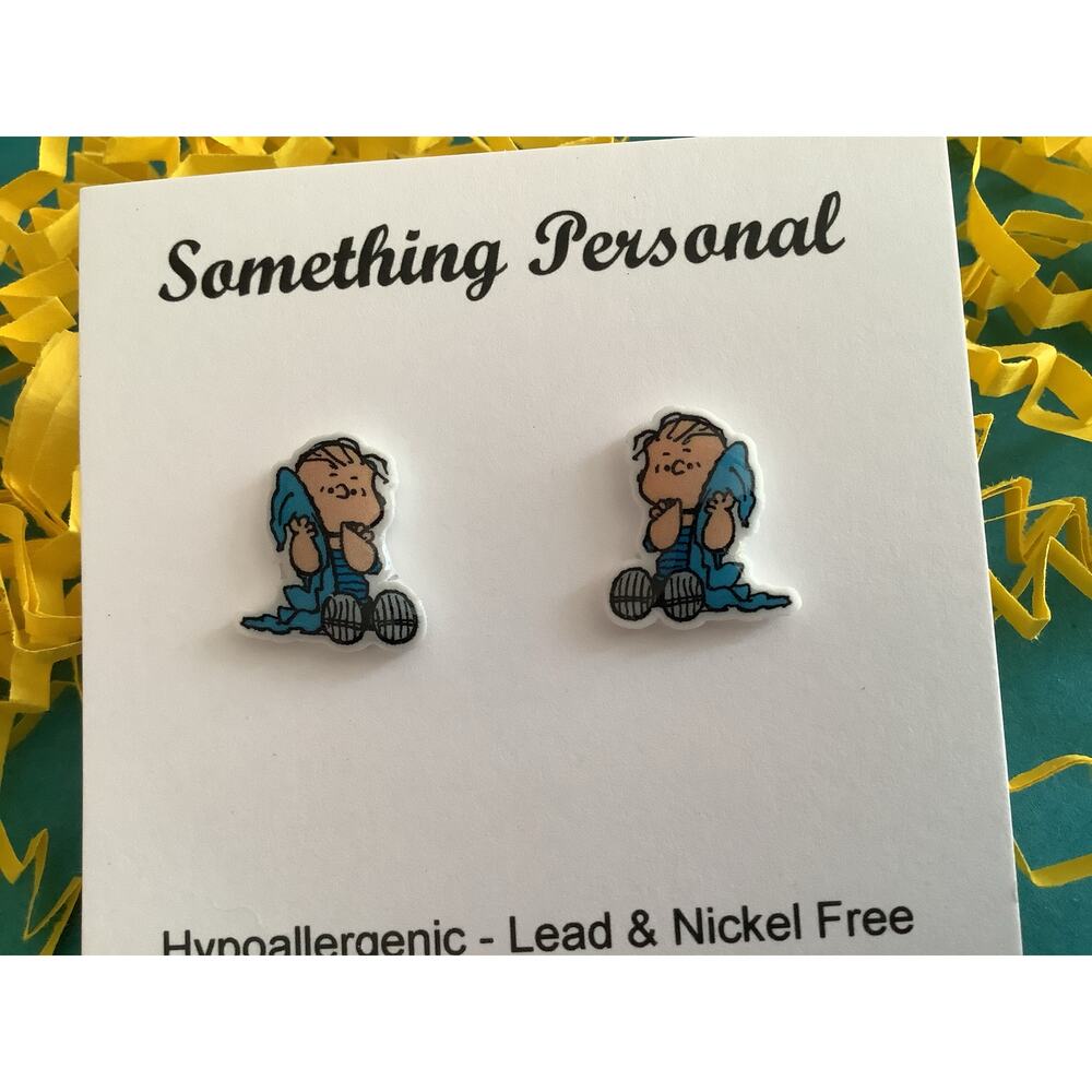 Linus with Blanket Post Earrings - Charlie Brown & The Gang